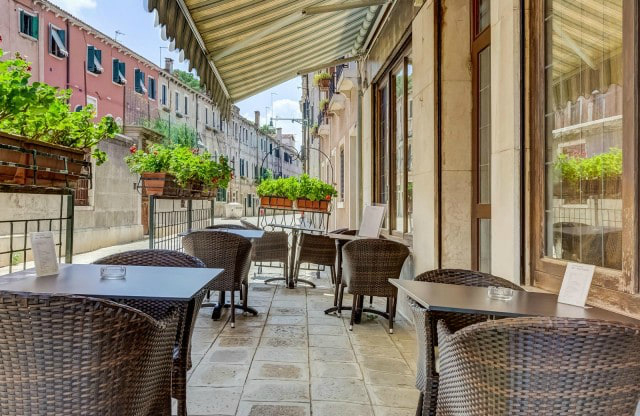 Hotel Hesperia patio hotel patio with tables and greenery