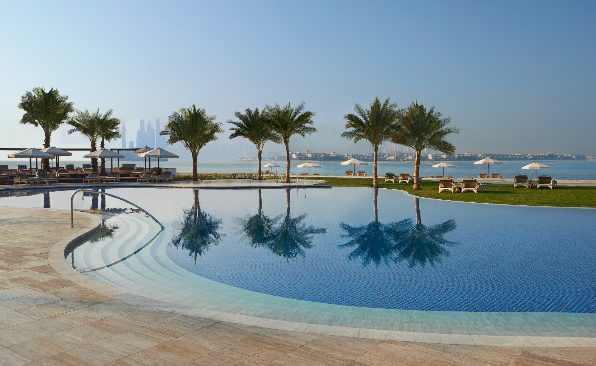 Waldorf-Astoria-Dubai-Pool Hotel pool palm trees