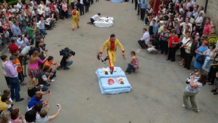 Baby Jumping Festival, Spain