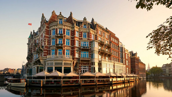 De L'Europe exterior canal view