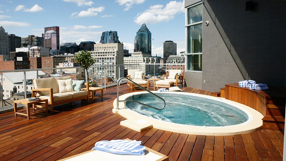 Hotel le Crystal outdoor terrace jacuzzi overlooking city
