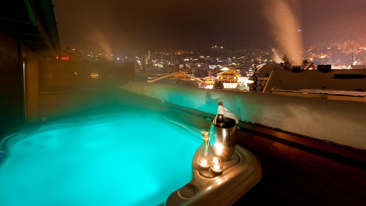 Nevaï steamy hot tub with evening view
