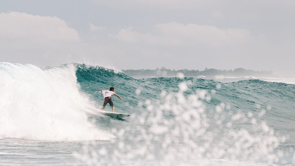 Maldives surfing resorts