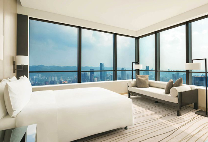 Niccolo Chongqing Grande Deluxe Room with corner floor-to-ceiling windows overlooking the city and tops of buildings
