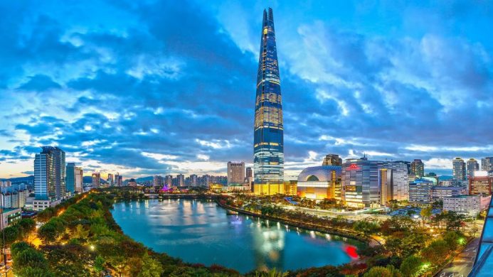 Evening exterior view of Signiel Seoul tower