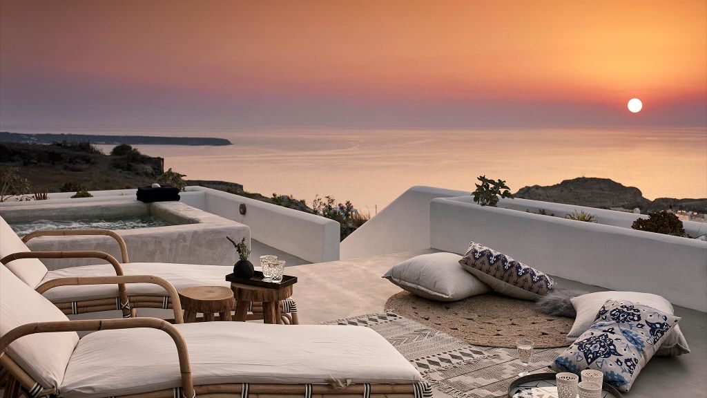 Santo Maris Oia Luxury Suites & Spa suite at sunset