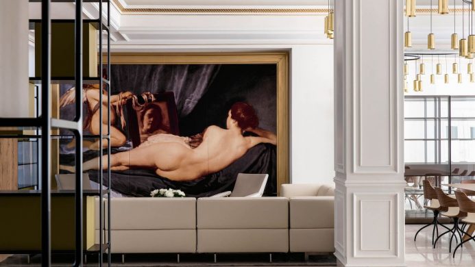 Gran Melia Palacio de los Duques: lounge seating with white column and oil painting