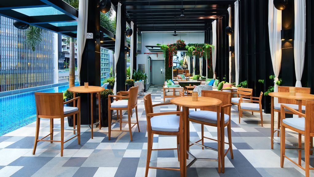 1927 bar and infinity pool overlooking Singapore skyline