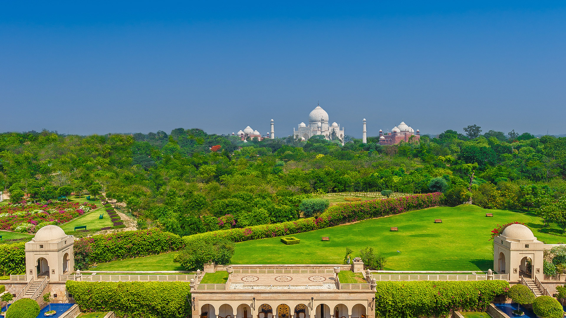 The Oberoi Amarvilas with Taj Mahal in the background