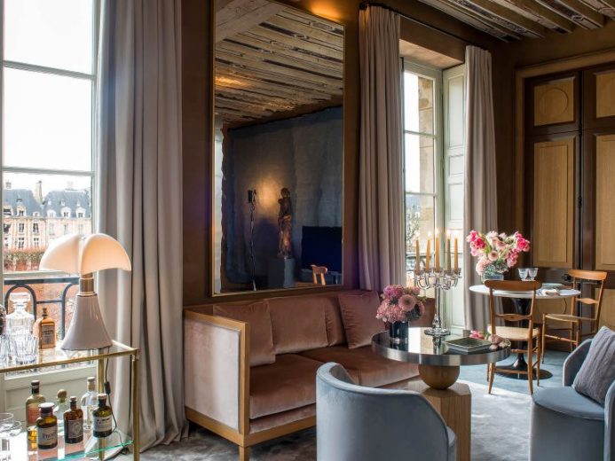 Guest room living area with windows at Cour des Vosges