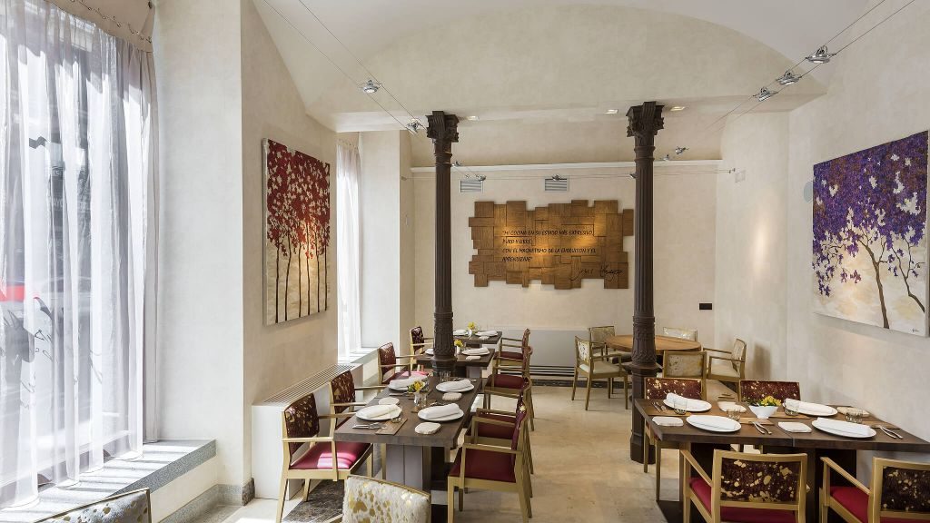 Cozy restaurant with white walls and large windows at NH Collection Madrid Palacio de Tepa