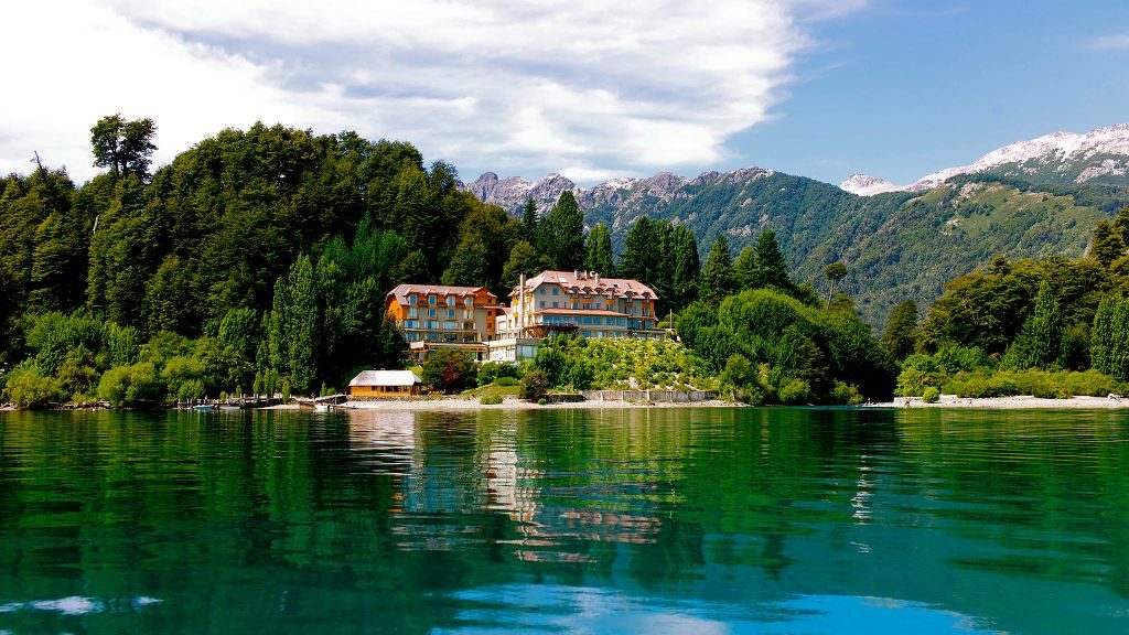 Correntoso Lake & River Hotel on the edge of a green lake