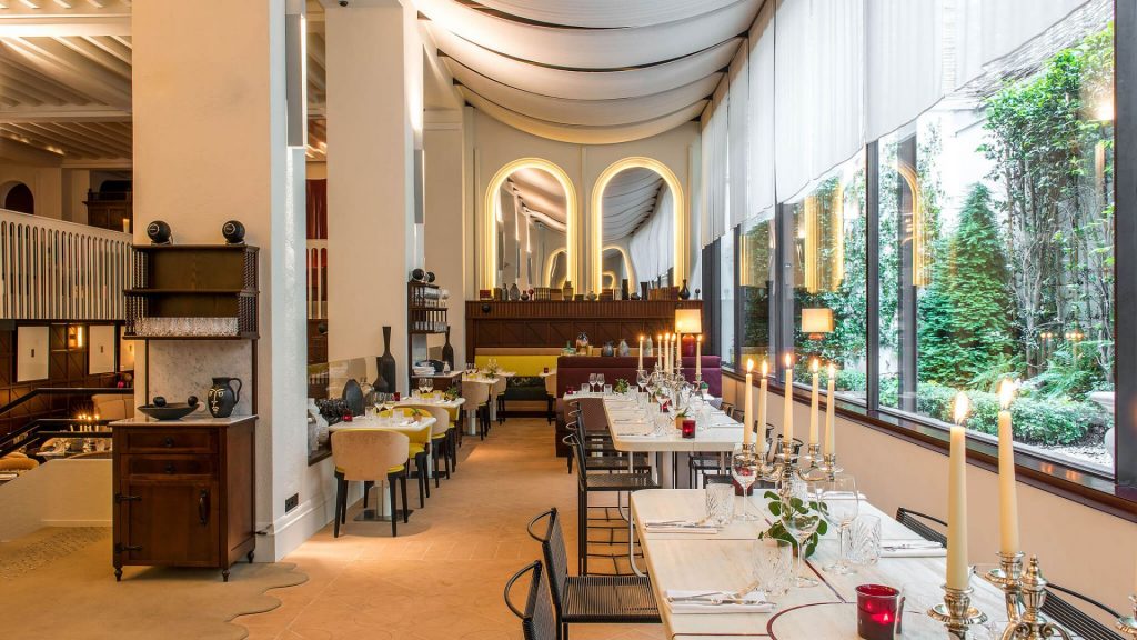 Restaurant with tall windows at the Sinner Paris hotel