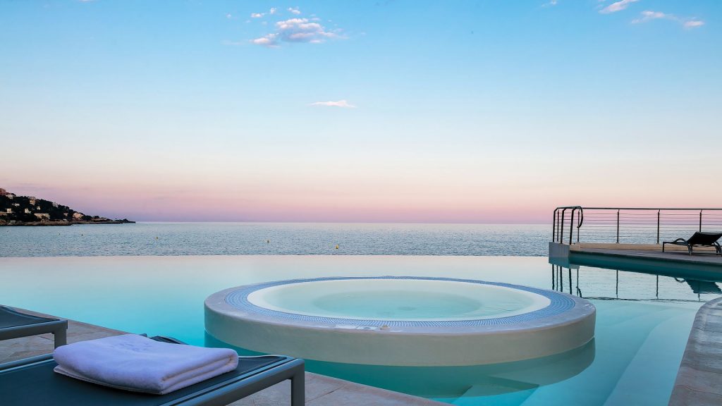 Cap Estel's infinity pool overlooking the Côte d'Azur