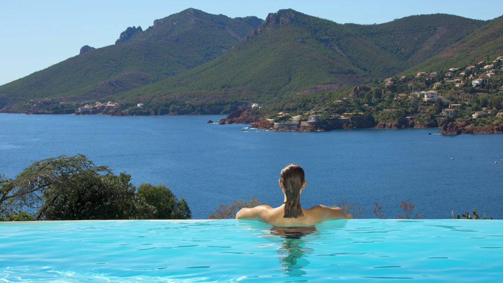 Tiara Yaktsa Côte d’Azur infinity pool deck overlooking the French Riviera