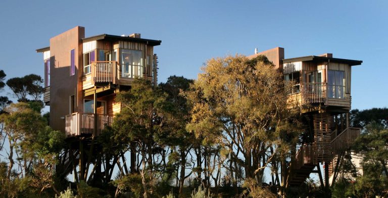 Treehouse hotels featuring Hapuku Lodge & Tree Houses in front of snowcapped mountains