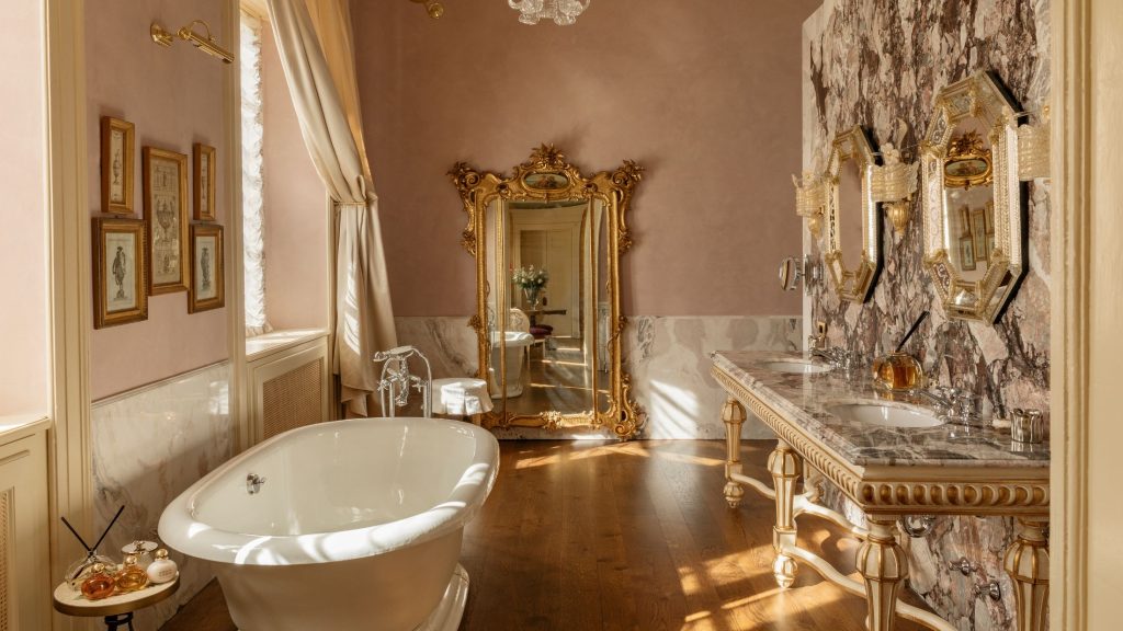 luxury hotel amenities - Luxurious bathroom with glamorous decor at Passalacqua, a stunning Lake Como hotel.