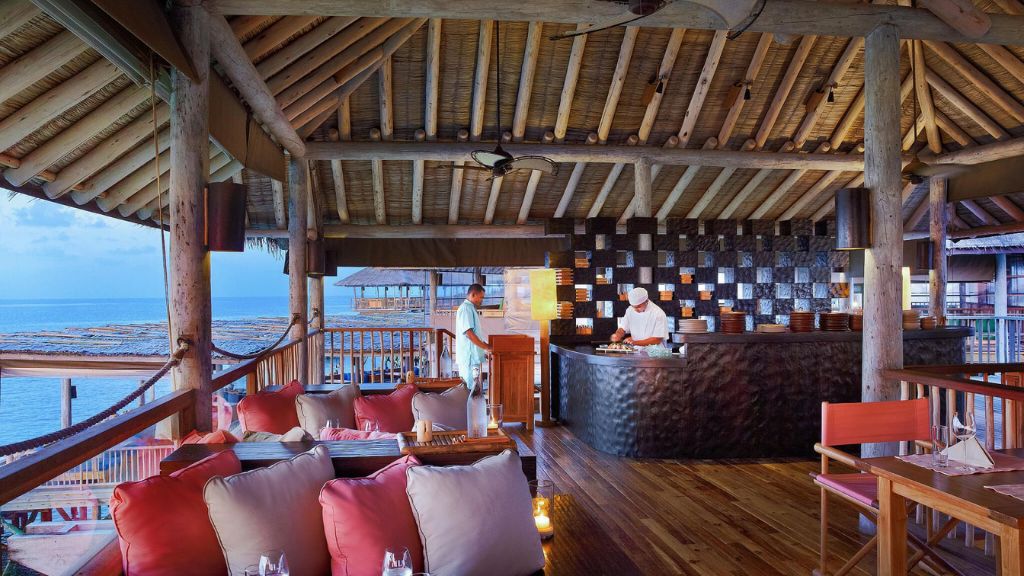 hotel restaurants with open kitchens - Six Senses Laamu