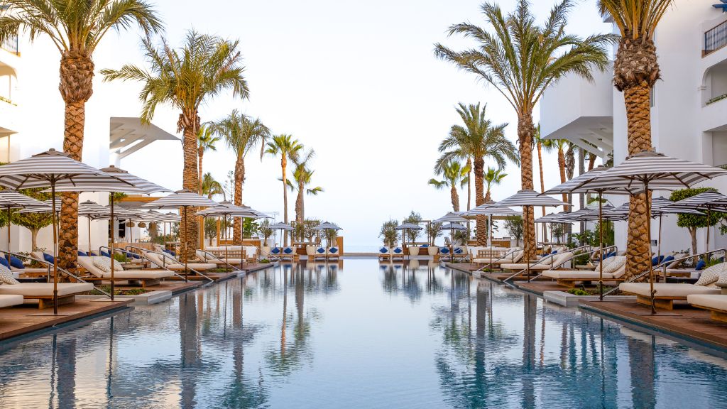 daycations - METT Hotel & Beach Resort Marbella Estepona - outdoor pool and sun loungers