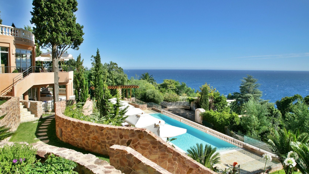 Best hotels in the South of France – Tiara Yaktsa Côte d’Azur - Cannes - pool overlooking the Mediterranean Sea