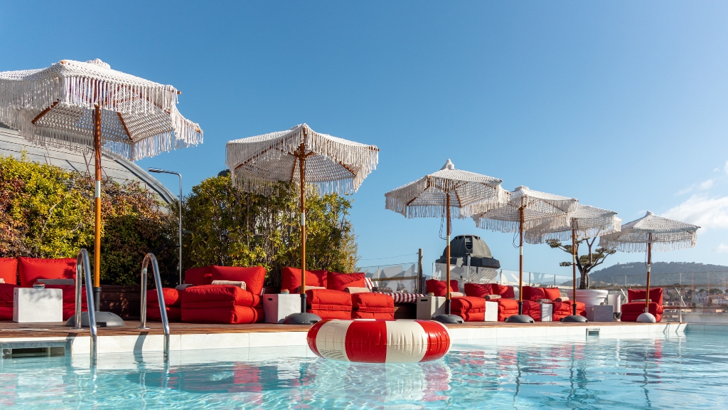 Best hotels in the South of France – Boscolo Hotel & Spa Nice - Nice - pool with a life ring and red sunbeds