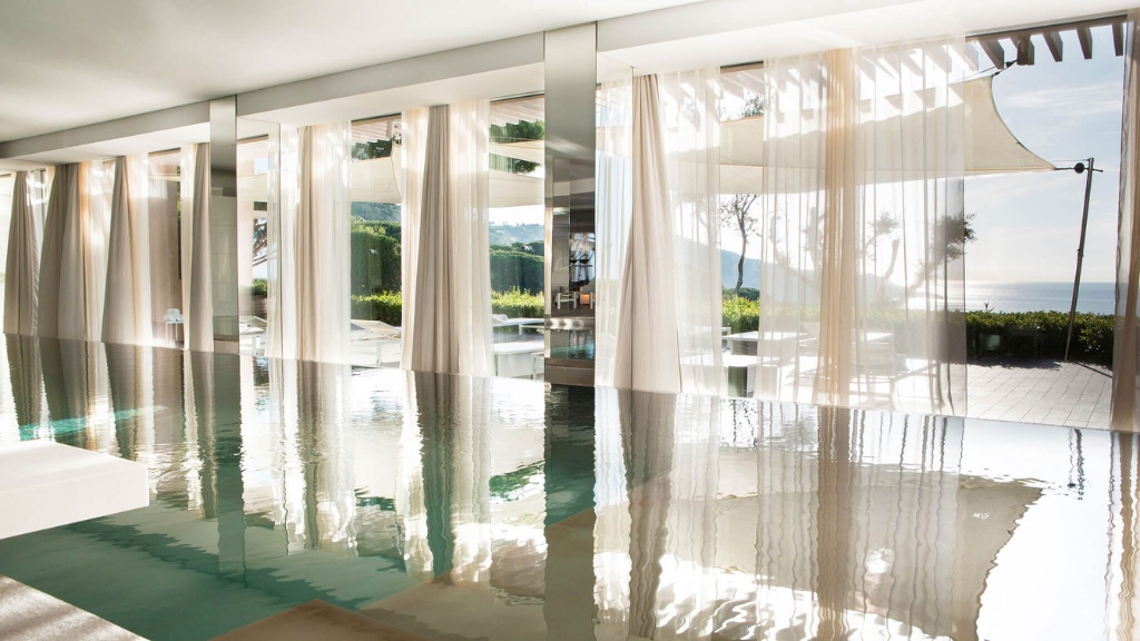 Best hotels in the South of France - La Réserve, Ramatuelle - Saint-Tropez - indoor pool with open floor-to-ceiling windows