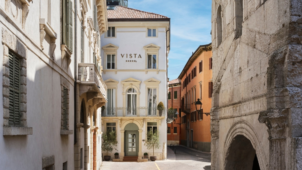 Proposal Hotels - Vista Verona - Literary Lovers - a building with a sign on it