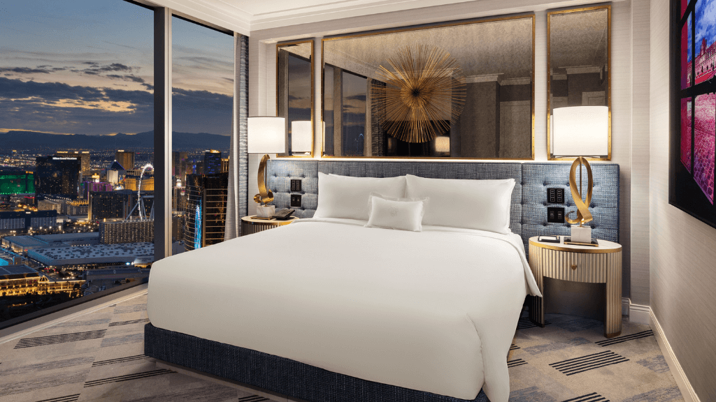 Skyscraper hotels - Fontainebleau - Las Vegas, USA - hotel room with floor-to-ceiling windows overlooking The Strip