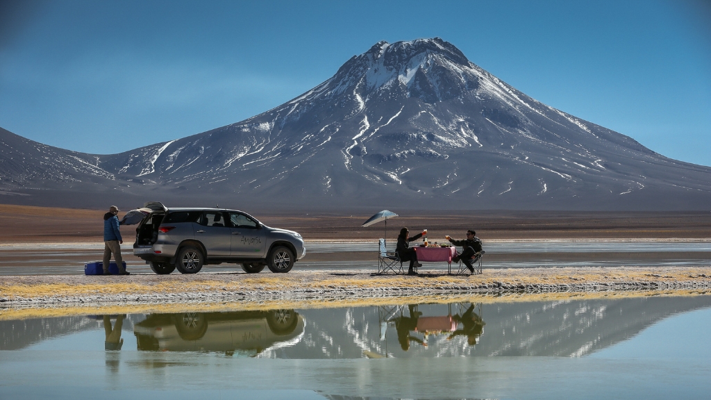 Picnic spots - Awasi Atacama - San Pedro de Atacama, Chile - car and picnic table in front of a mountain