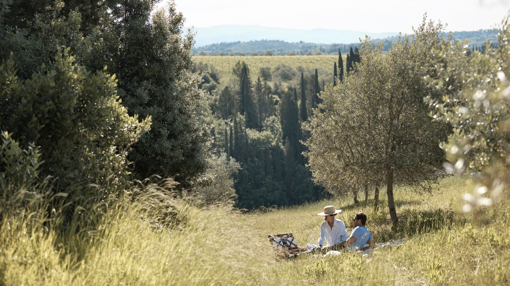 Picnic spots - COMO Castello Del Nero - Florence, Italy - two people having a picnic in the Tuscan countryside
