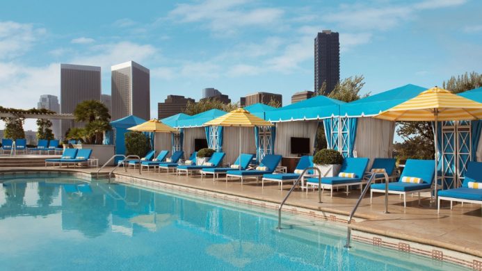 Educational vacations - Peninsula - Los Angeles, USA - pool surrounded by blue sunbeds