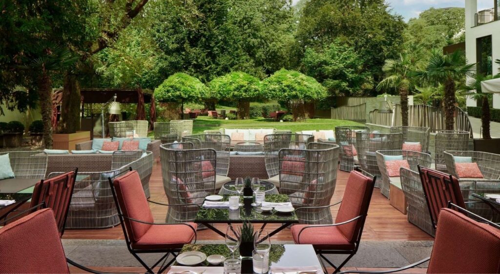 Luxury hotels in Milan - Bulgari Hotel Milano - Brera - Outdoor restaurant surrounded by a private garden