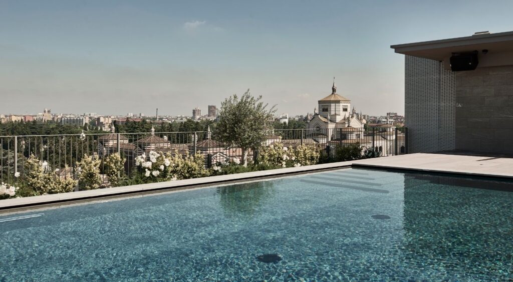 Luxury hotels in Milan - Hotel Viu Milan - Porta Garibaldi - Rooftop pool with views of Milan
