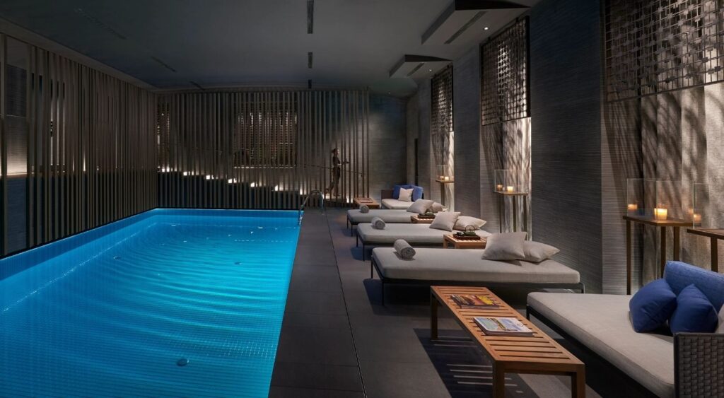 Luxury hotels in Milan - Mandarin Oriental, Milan - Quadrilatero della Moda - Indoor pool in a dark room with four beds