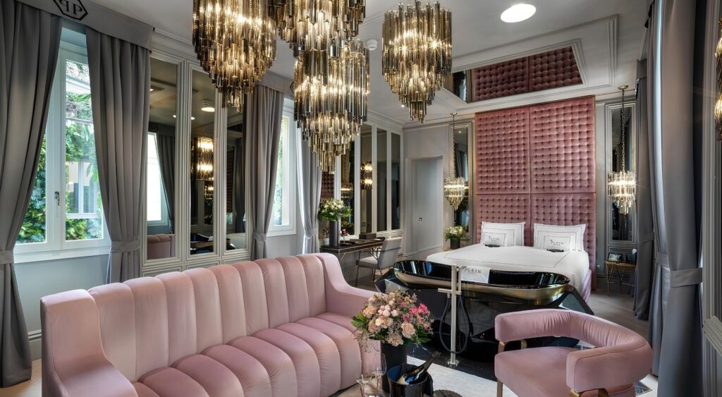 Luxury hotels in Milan - The Plein - Quadrilatero della Moda - Hotel room with pink accents and a tub at the foot of the bed