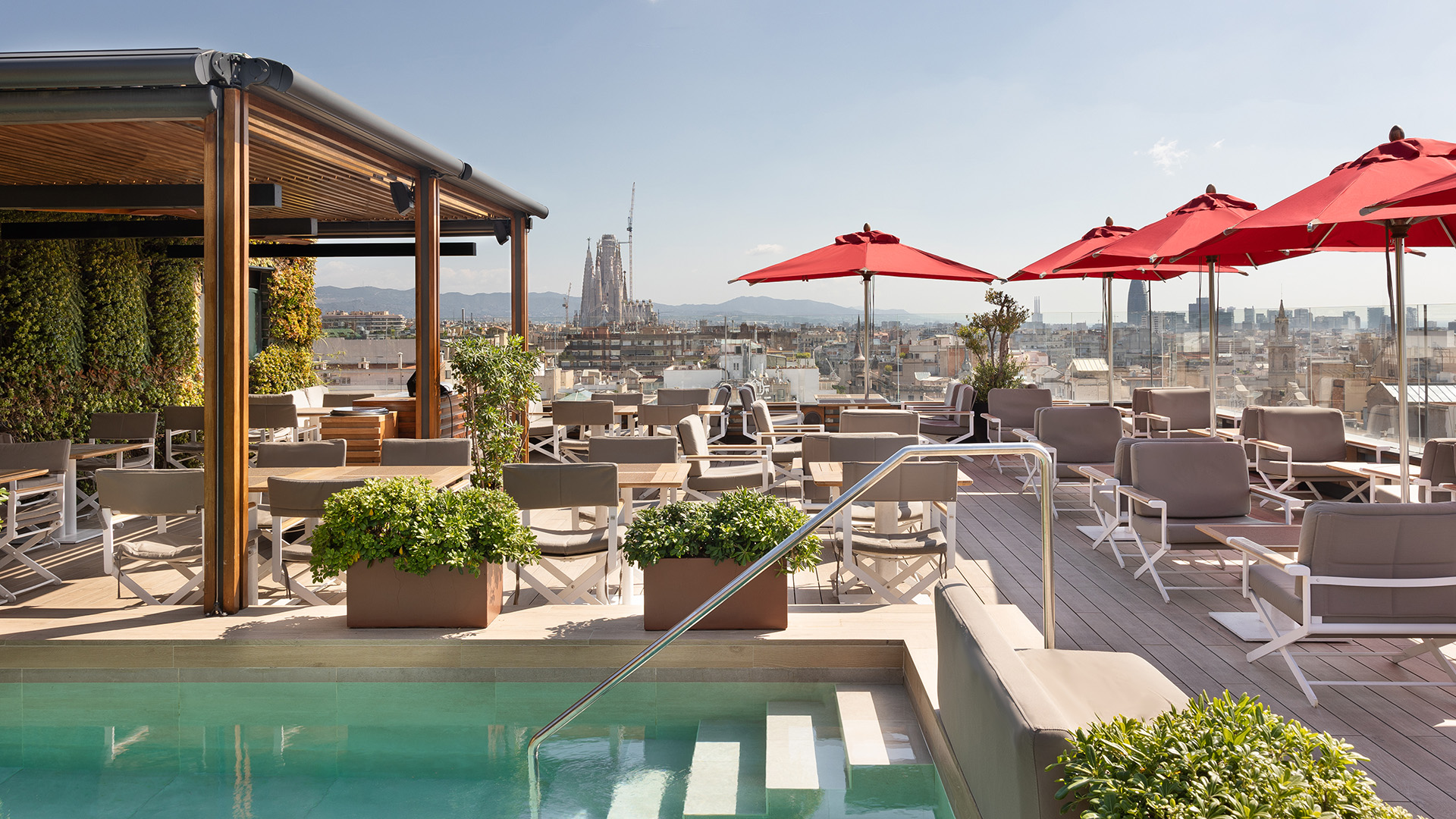 Two Days in Barcelona | Majestic Hotel and Spa Barcelona | Rooftop pool, terrace and view of Basílica de la Sagrada Família