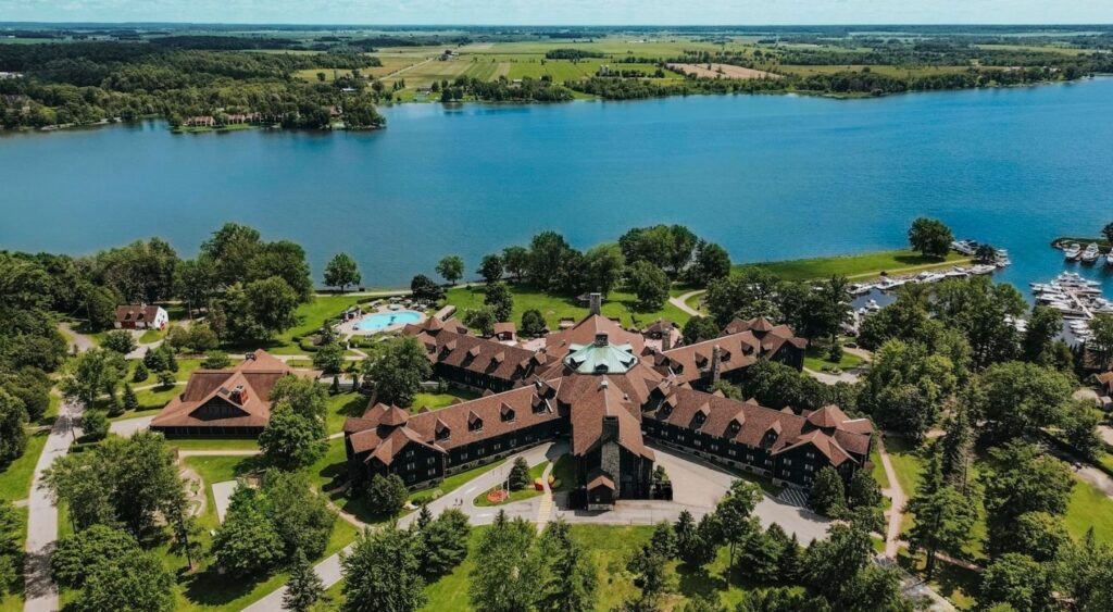 Quebec hotels - Fairmont Le Château Montebello -Montebello