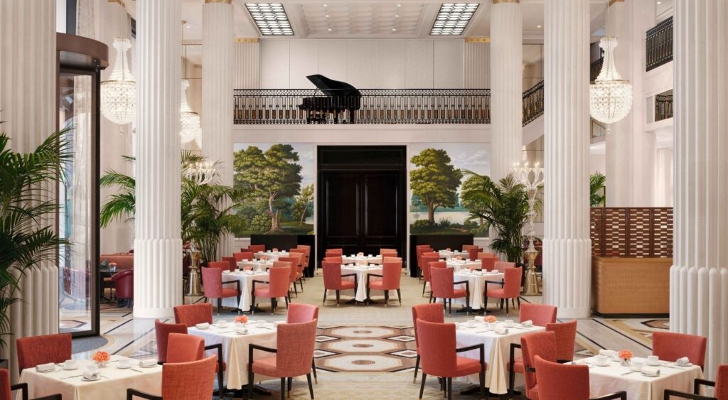 Luxury hotels in London - Belgravia - The Peninsula London - Hotel lobby with tables and a grand piano