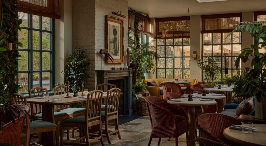 Luxury hotels in London - Bloomsbury - The Zetter Bloomsbury - Hotel restaurant with greenery