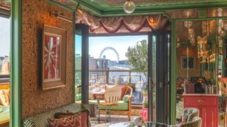 Luxury hotels in London - Soho - Broadwick Soho - Colorful hotel room with a view of the London Eye