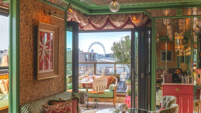 Luxury hotels in London - Soho - Broadwick Soho - Colorful hotel room with a view of the London Eye