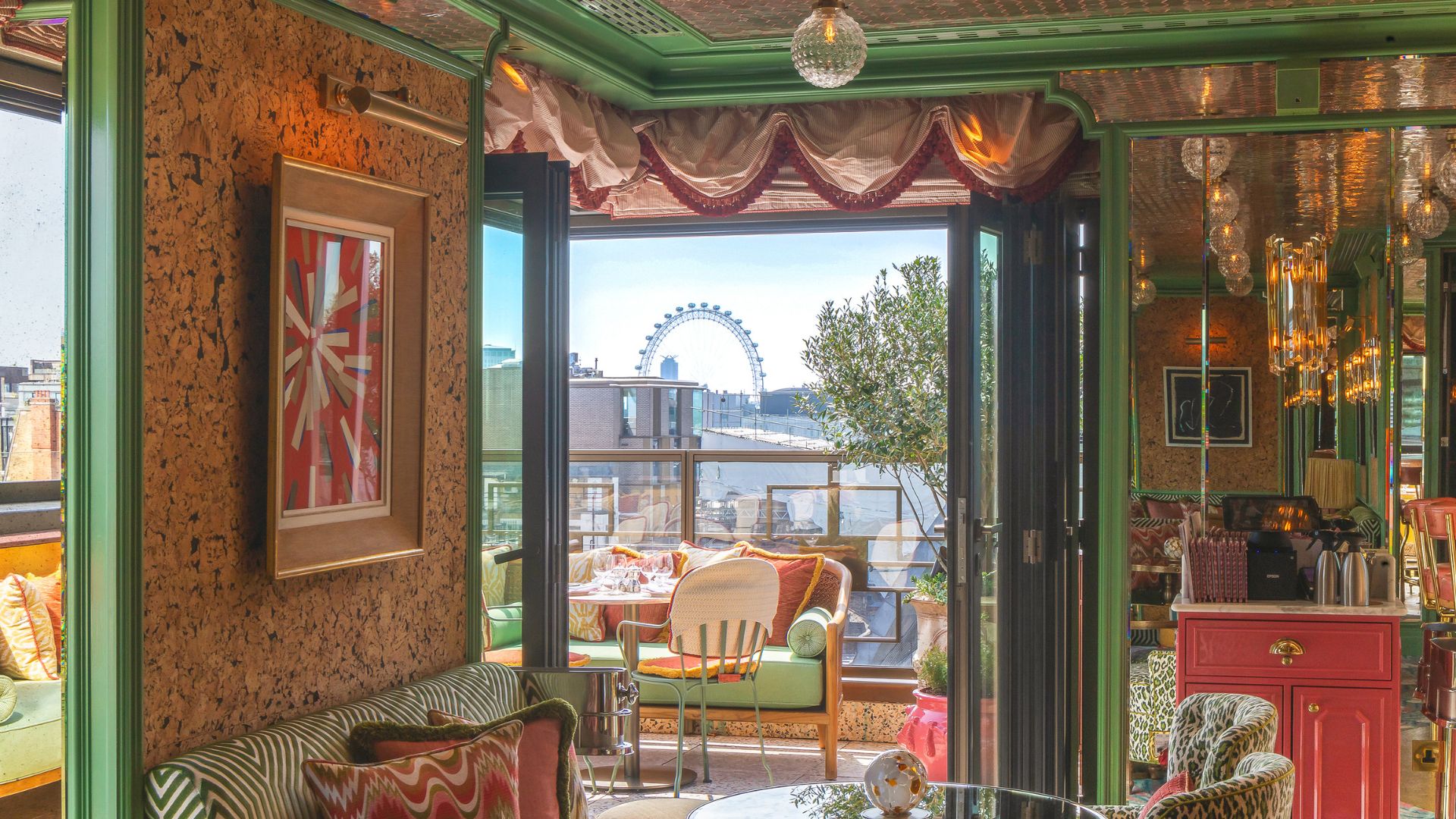 Luxury hotels in London - Soho - Broadwick Soho - Colorful hotel room with a view of the London Eye