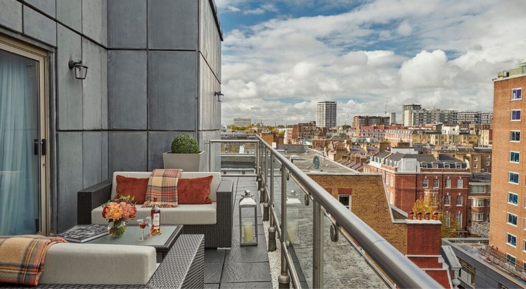 Luxury hotels in London - Marylebone - Hyatt Regency London – The Churchill - Hotel balcony with couches overlooking the city