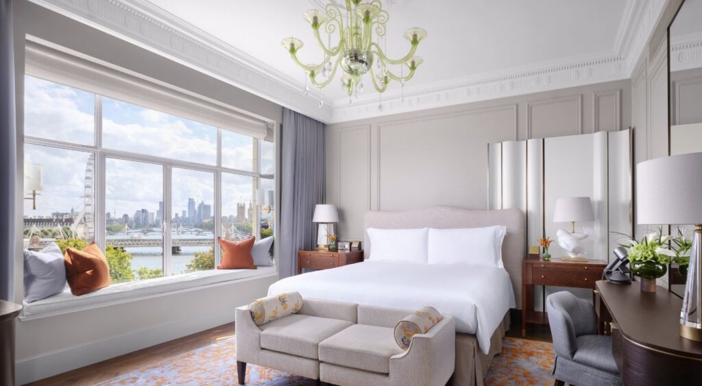 Luxury hotels in London -The Strand - The Savoy - Hotel room with view of the London Eye